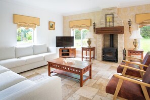 Smart TV, fireplace