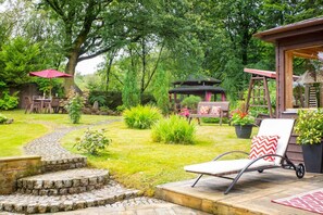 Property grounds - Country Home with Hot Tub & Sauna near Loch Lomond (Clydebank)