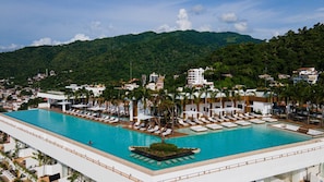 The rooftop has a 360° view to the mountains and the ocean - Soho PV • 2 Workspaces, Pool, Gym & Rooftop Bar (Puerto Vallarta)