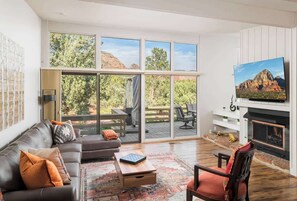 Smart TV y chimenea 