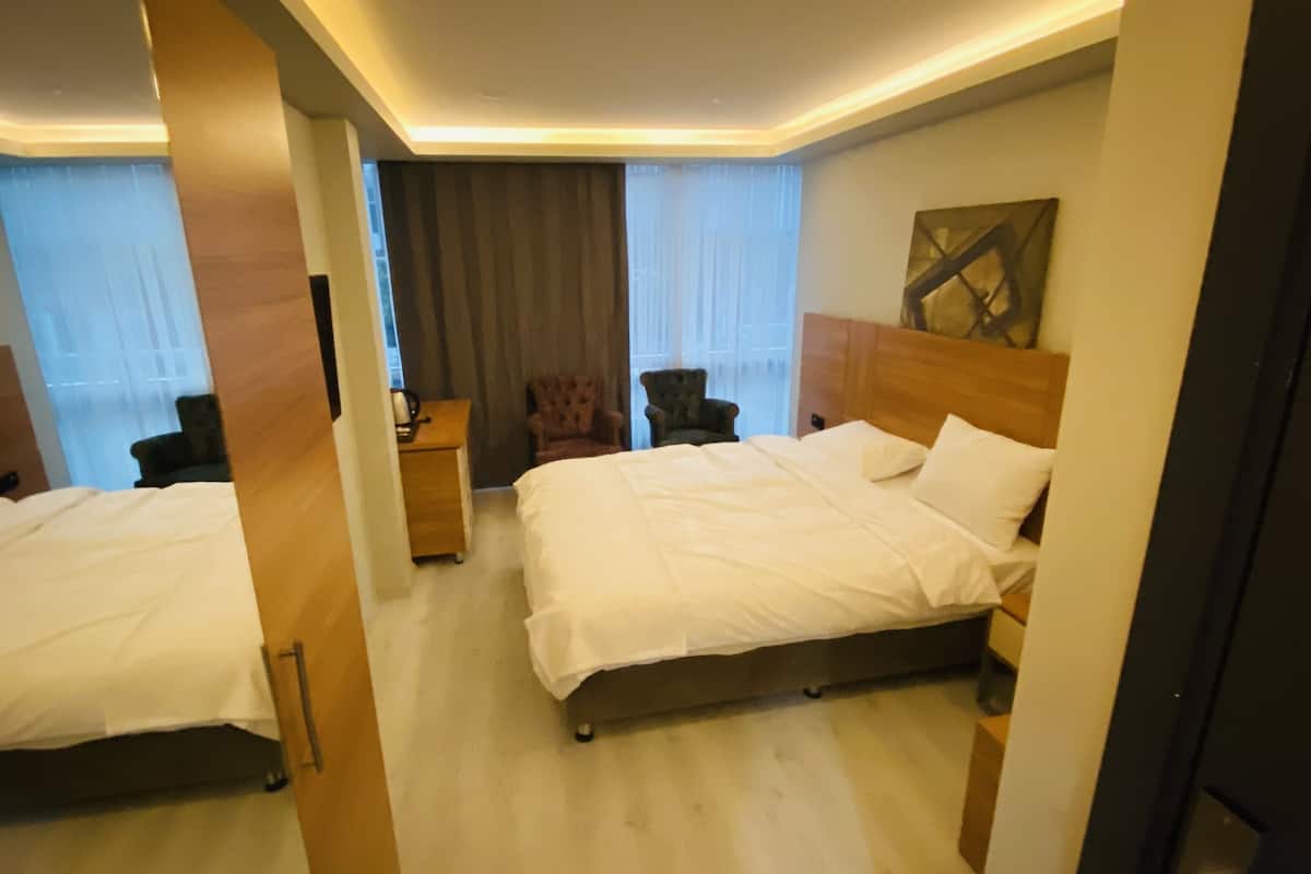 Habitació Deluxe, 1 dormitori, fumadors, vistes a la ciutat | 1 dormitori, roba de llit d'alta qualitat i cobrellits