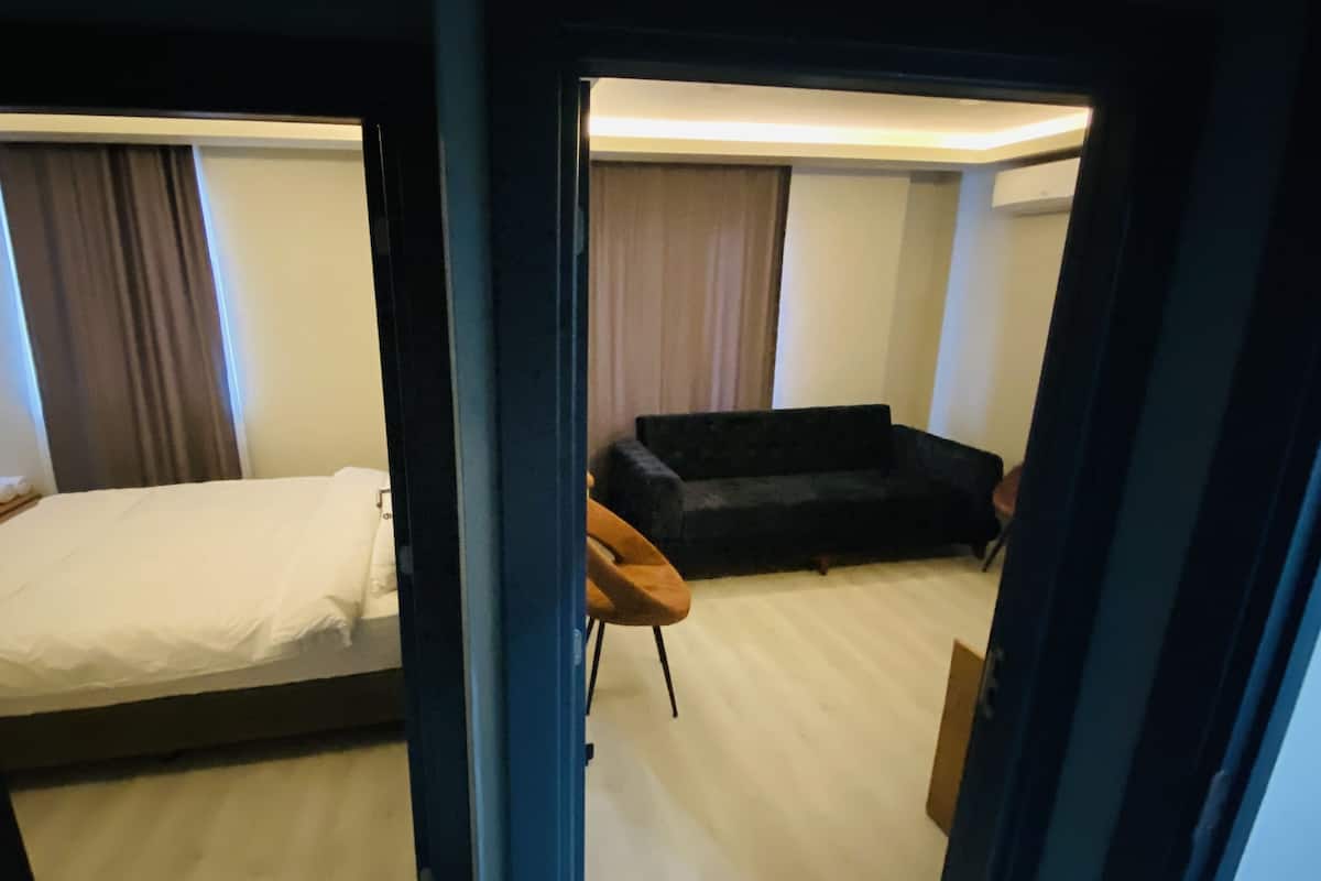精緻四人房, 2 間臥室, 吸煙房, 城市景 | 高級寢具、羽絨被、記憶棉床墊、書桌