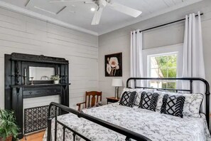 3 bedrooms, desk, WiFi, bed sheets