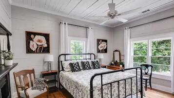 3 bedrooms, desk, WiFi, bed sheets