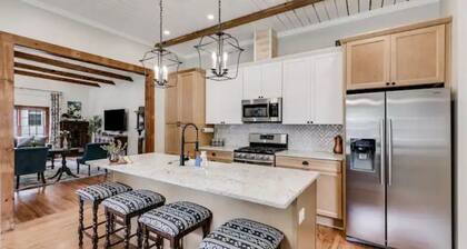 Ella 1862- Charming 1862 home in historic downtown. Close to Adamson Square.