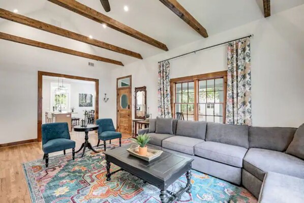 Smart TV - Ella 1862- Charming 1862 home in historic downtown. Close to Adamson Square. (Carrollton)