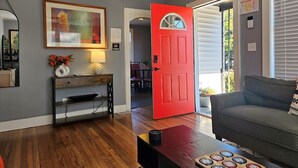 Living area - Cozy home, close to dining, entertaining, military bases, beaches and more. (North Charleston)