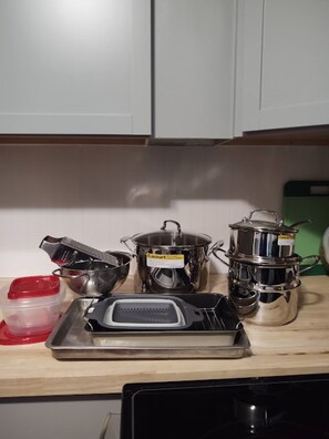 Fridge, microwave, oven, stovetop - Cozy home, close to dining, entertaining, military bases, beaches and more. (North Charleston)