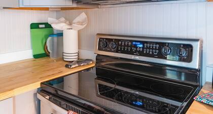 Cozy home, close to dining, entertaining, military, beaches and airport.