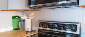 Cozy home, close to dining, entertaining, military, beaches and airport.