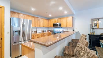 Condo, 1 Bedroom | Private kitchen | Fridge, oven, coffee/tea maker