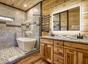 Chalet rustique, 2 chambres | Salle de bain | Serviettes fournies