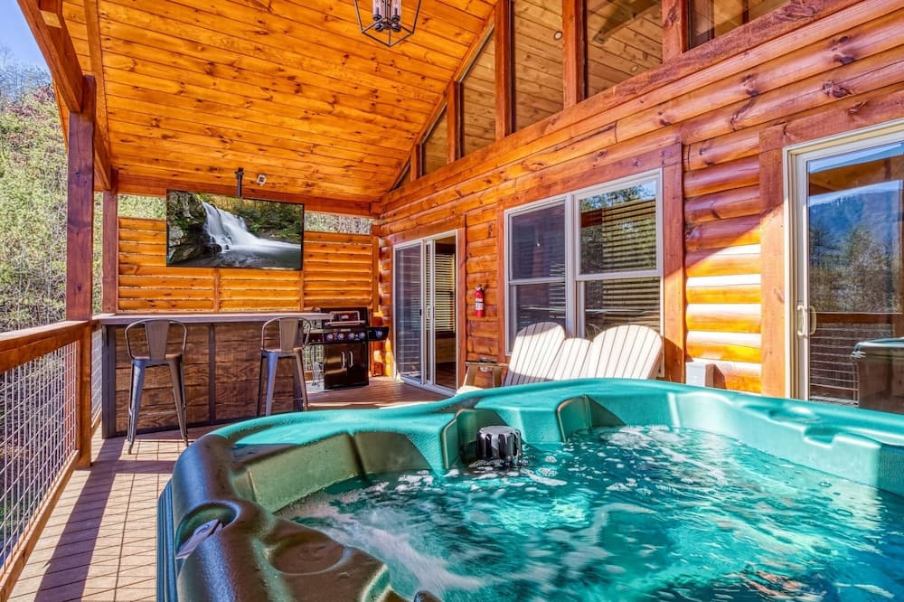 Ern806 - Splashin' Views 2 Bedroom Cabin by RedAwning