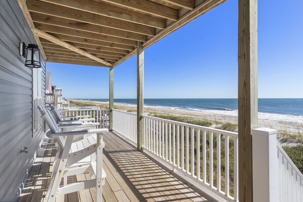Property grounds - New Oceanfront 4BR, 4.5B home with stunning views and spacious decks (Emerald Isle)