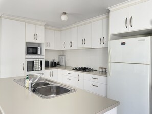 Kühlschrank, Mikrowelle, Ofen, Herdplatte