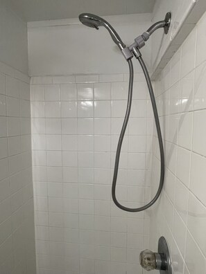 Regadera, secadora de cabello, toallas, jabón 