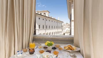 Junior Double Room | Desk, soundproofing