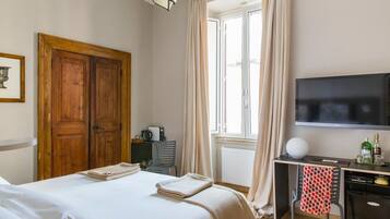 Deluxe Double Room | Desk, soundproofing