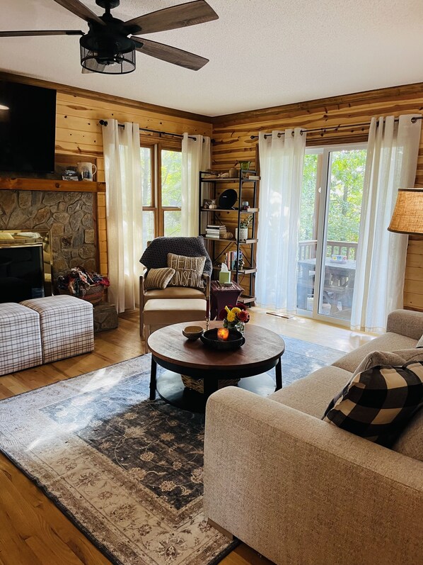 Smart TV, fireplace, DVD player, books - Cozy Mountain Cabin - Sunsets, Game Room, Pets+ (Fleetwood)