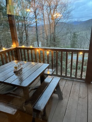 Outdoor dining - Cozy Mountain Cabin - Sunsets, Game Room, Pets+ (Fleetwood)