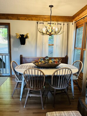 Dining - Cozy Mountain Cabin - Sunsets, Game Room, Pets+ (Fleetwood)