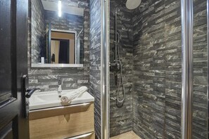 Dusche, Haartrockner, Handtücher, Seife