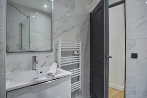 Dusch, hårtork, handdukar och tvål