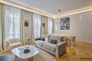 Smart TV - Luxurious apartment Matignon/Saint Honoré (Paris)