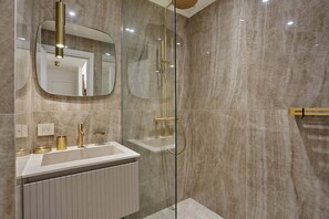 Shower, hair dryer, shampoo - Elegant Flat Matignon Avenue Faubourg St Honore (Paris)