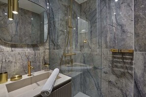 Ducha, secador de pelo, toallas y jabón