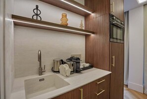 冷蔵庫、電子レンジ、オーブン、コンロ