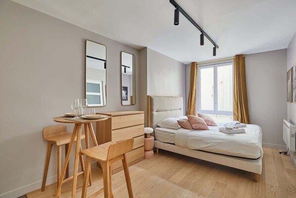 Iron/ironing board, travel crib, free WiFi, bed sheets