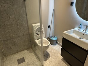 Apartment | Badezimmer | Dusche, Handtücher