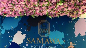 Gráfico promocional del Hotel Samawa Otavalo, con un mapa estilizado de fondo y dos personajes de dibujos animados.