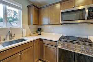 Apartment (2 Bedrooms) | Interior - Modern Seatac Gem w/ Fireplace & Smart Tvs! (SeaTac)
