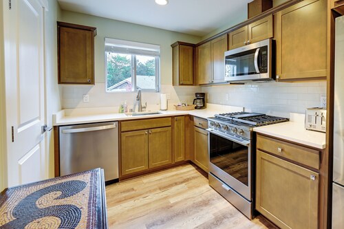 Modern Seatac Gem w/ Fireplace & Smart Tvs!