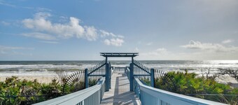 Spacious Palm Coast Condo: Balcony, Beach Access!
