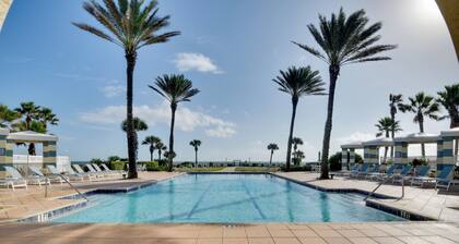 Spacious Palm Coast Condo: Balcony, Beach Access!
