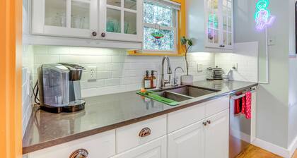 2 Mi to Golden 1 Center: Historic Home w/ Deck!