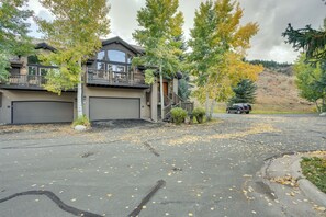 Apartment (4 Bedrooms) | Interior - 1 Mi to Beaver Creek Resort: Townhome w/ Hot Tub (Edwards)