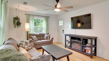 House (4 Bedrooms) | Living area | TV, fireplace, video-game console, books