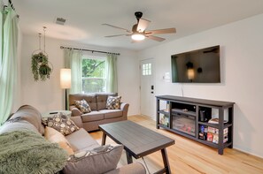 獨棟房屋 (4 Bedrooms) | 起居區 | 電視、壁爐、電視遊樂器、書籍