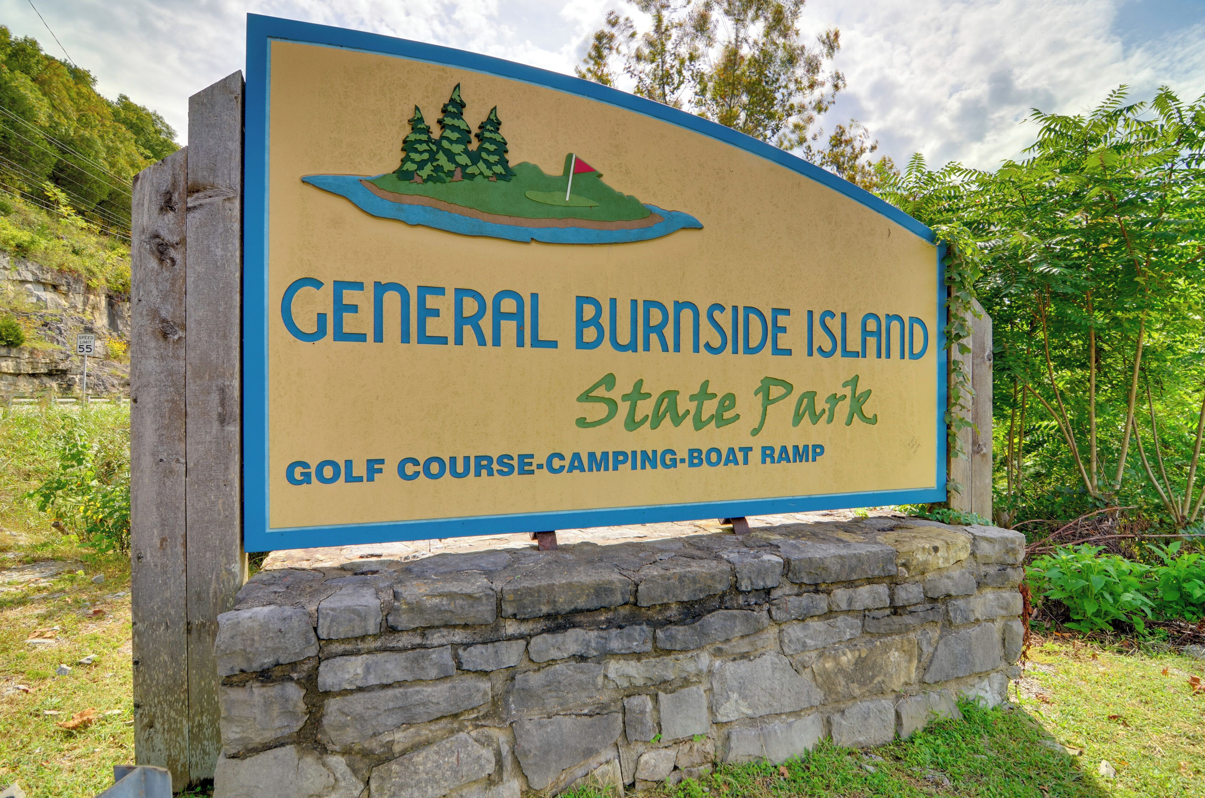 Bord voor General Burnside Island State Park dat de voorzieningen benadrukt: golfbaan, camping en een aanlegsteiger voor boten.