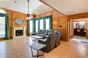 House (4 Bedrooms) | Interior