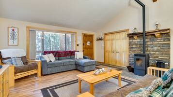 獨棟房屋 (2 Bedrooms) | 起居區 | 電視、書籍