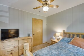 House (2 Bedrooms) | Interior - Scenic Views & Yard: Mississippi River Retreat! (Albany)