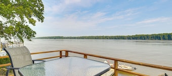 Scenic Views & Yard: Mississippi River Retreat!