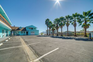 Apartment (0 Bedroom) | Interior - Vibrant Lakeport Studio w/ Shared Lake Access! (Lakeport)