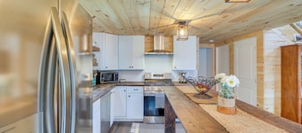 Secluded Cabin w/ Mtn Views ~ 33 Mi to Bigfork!