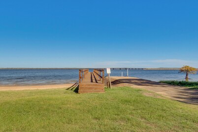 Hemphill Vacation Rental w/ Pool, Walk to Lake!